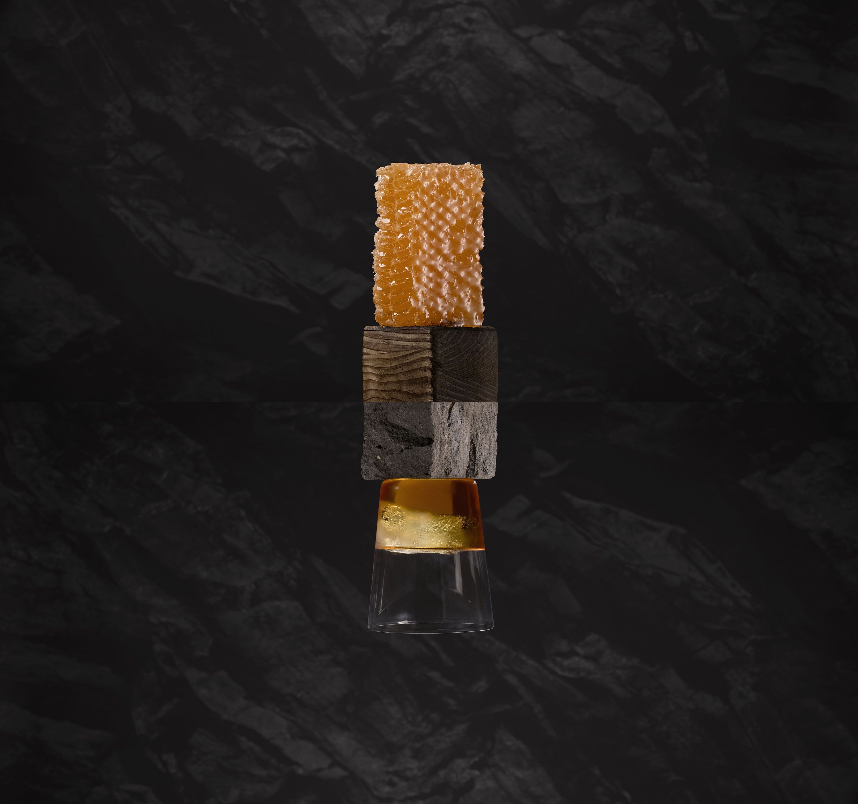 Mānuka honeycomb combined with whisky.
